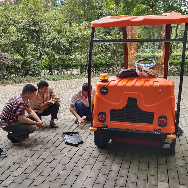 重庆速达物业服务有限公司选用驾驶式扫地车做清洁