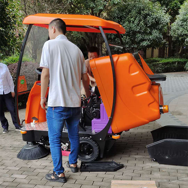 驾驶式扫地机让工厂的清洁更简单-金和洁力全自动洗地机